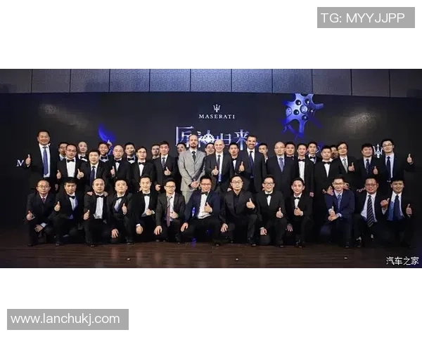 足球明星入场时尚风采展现西装魅力引领潮流新风尚